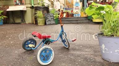 时尚复古咖啡馆在一条城市街道上，小孩子`复古自行车。 一种苏联式的庭院